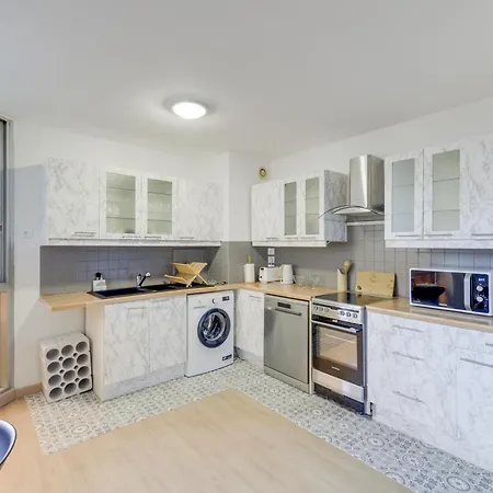 Chic And Spacious With Parking Apartment *