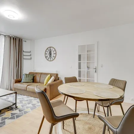 Chic And Spacious With Parking Apartment *