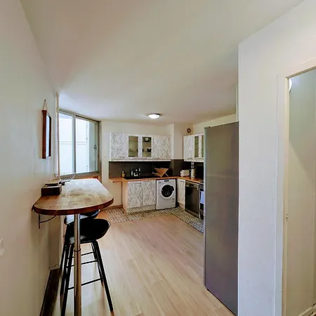 Chic And Spacious With Parking *