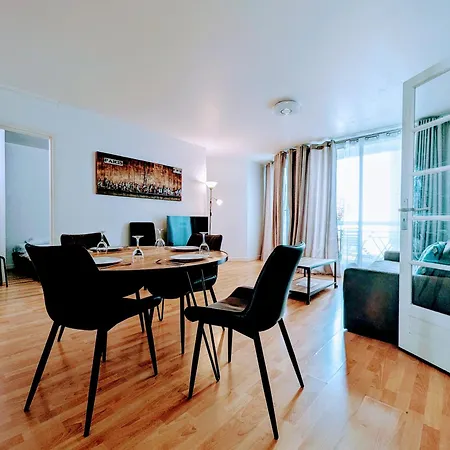 Chic And Spacious With Parking Apartment *